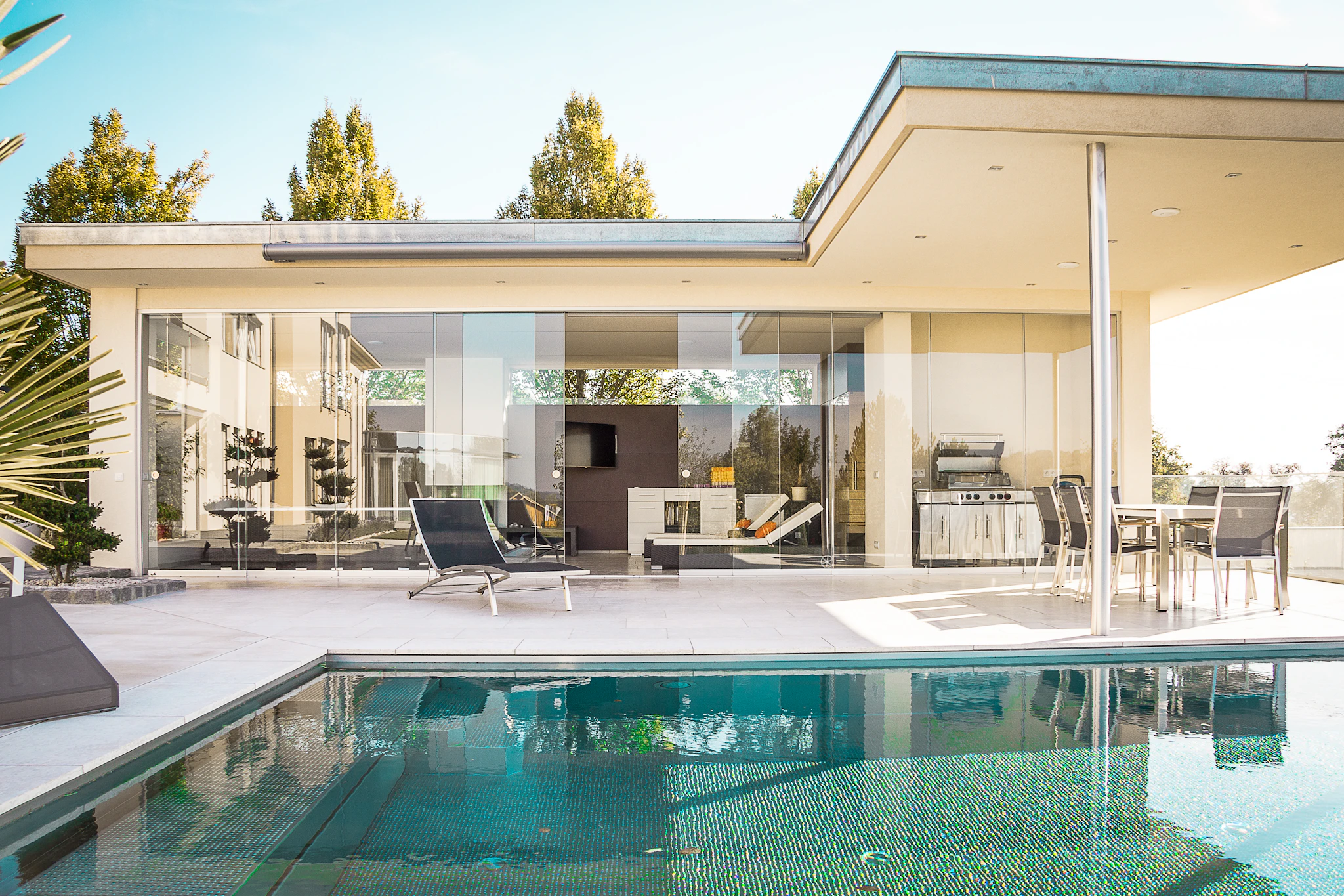 Inspiration architecturale : maison contemporaine avec façade vitrée